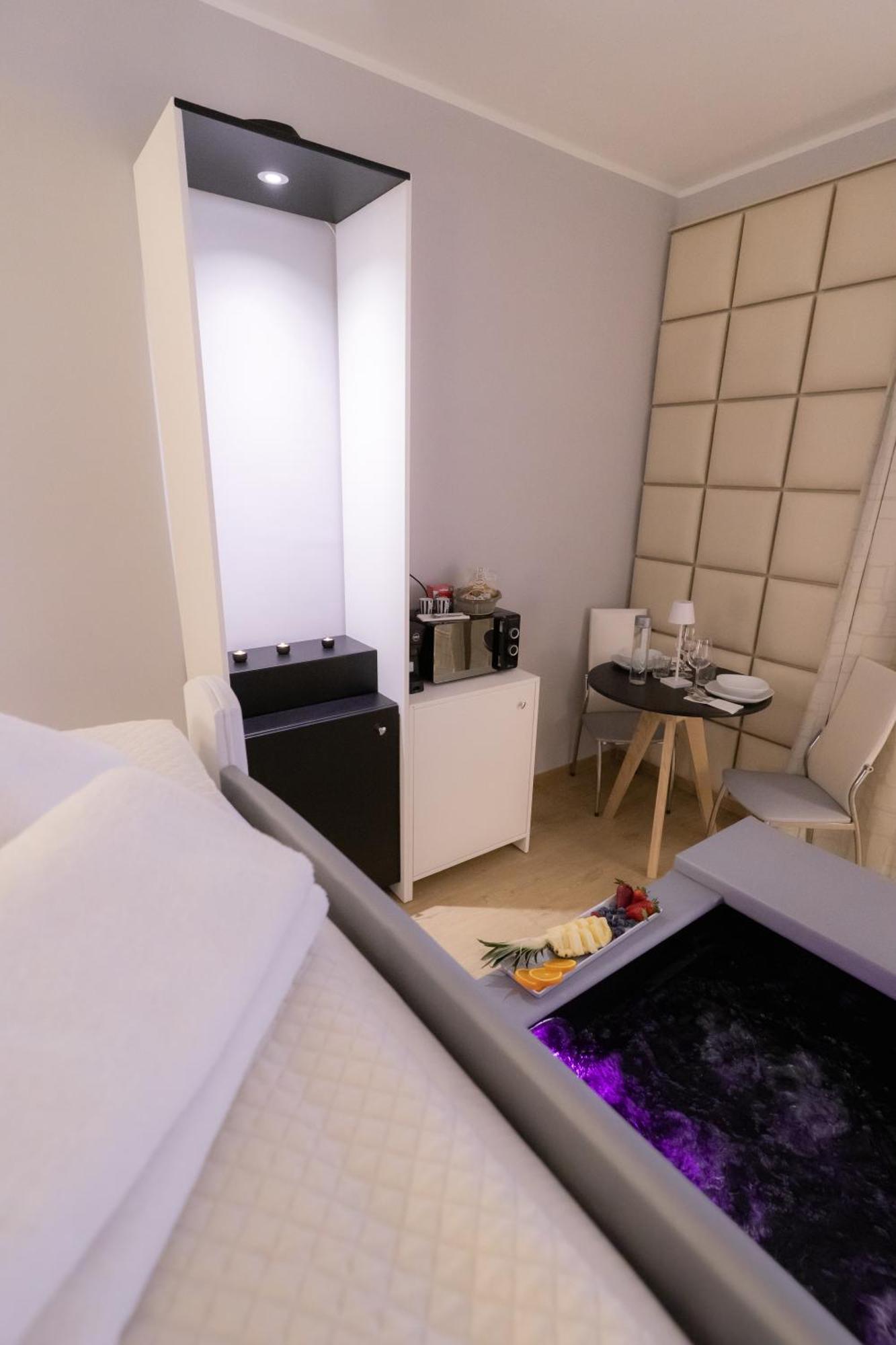 Alma Suites - Il Nido D'Amore Ливорно Экстерьер фото
