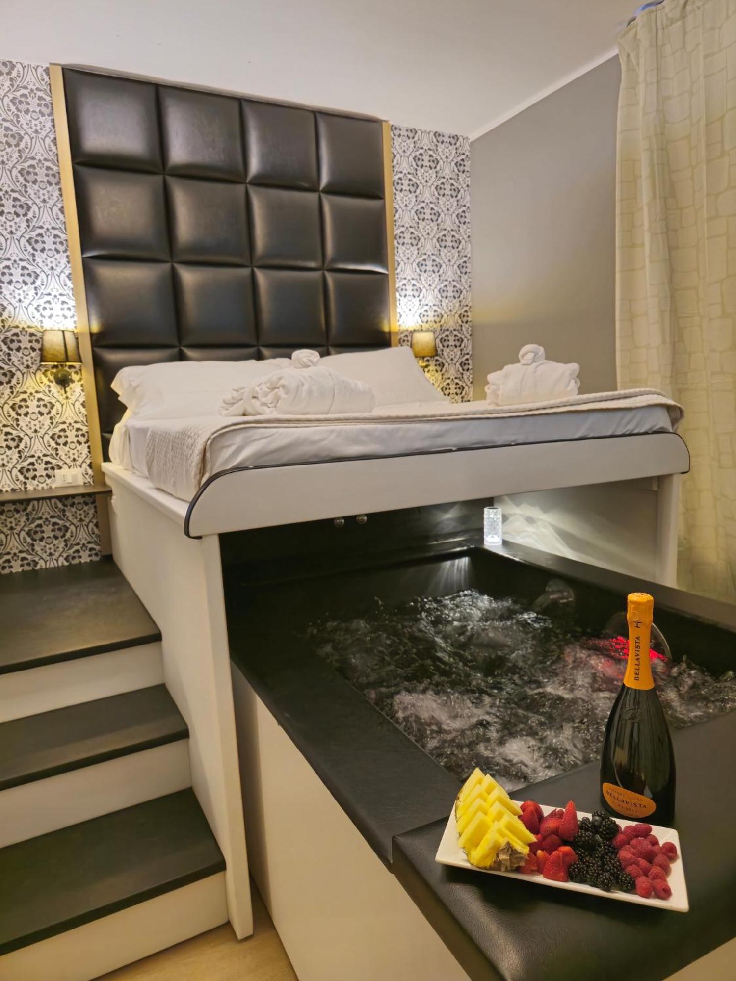 Alma Suites - Il Nido D'Amore Ливорно Экстерьер фото