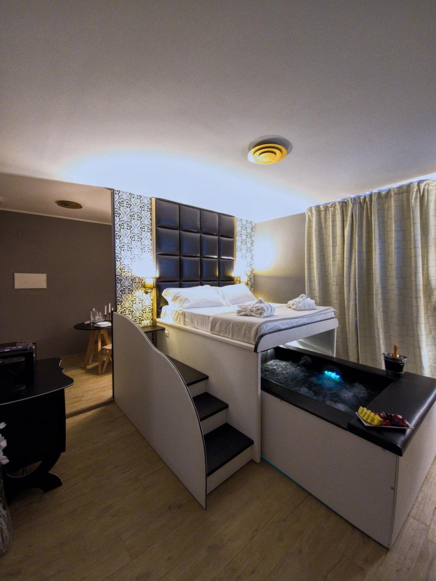 Alma Suites - Il Nido D'Amore Ливорно Экстерьер фото