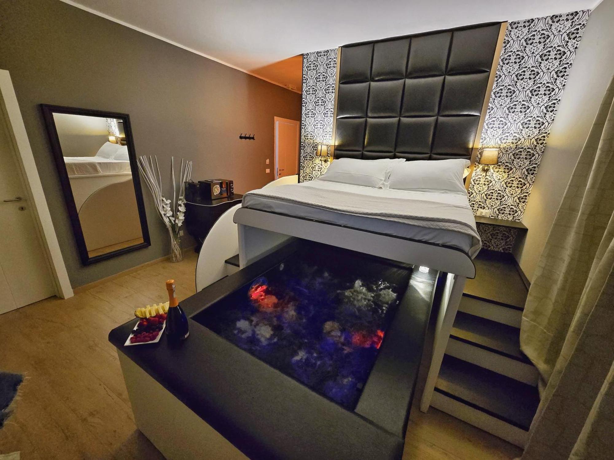 Alma Suites - Il Nido D'Amore Ливорно Экстерьер фото