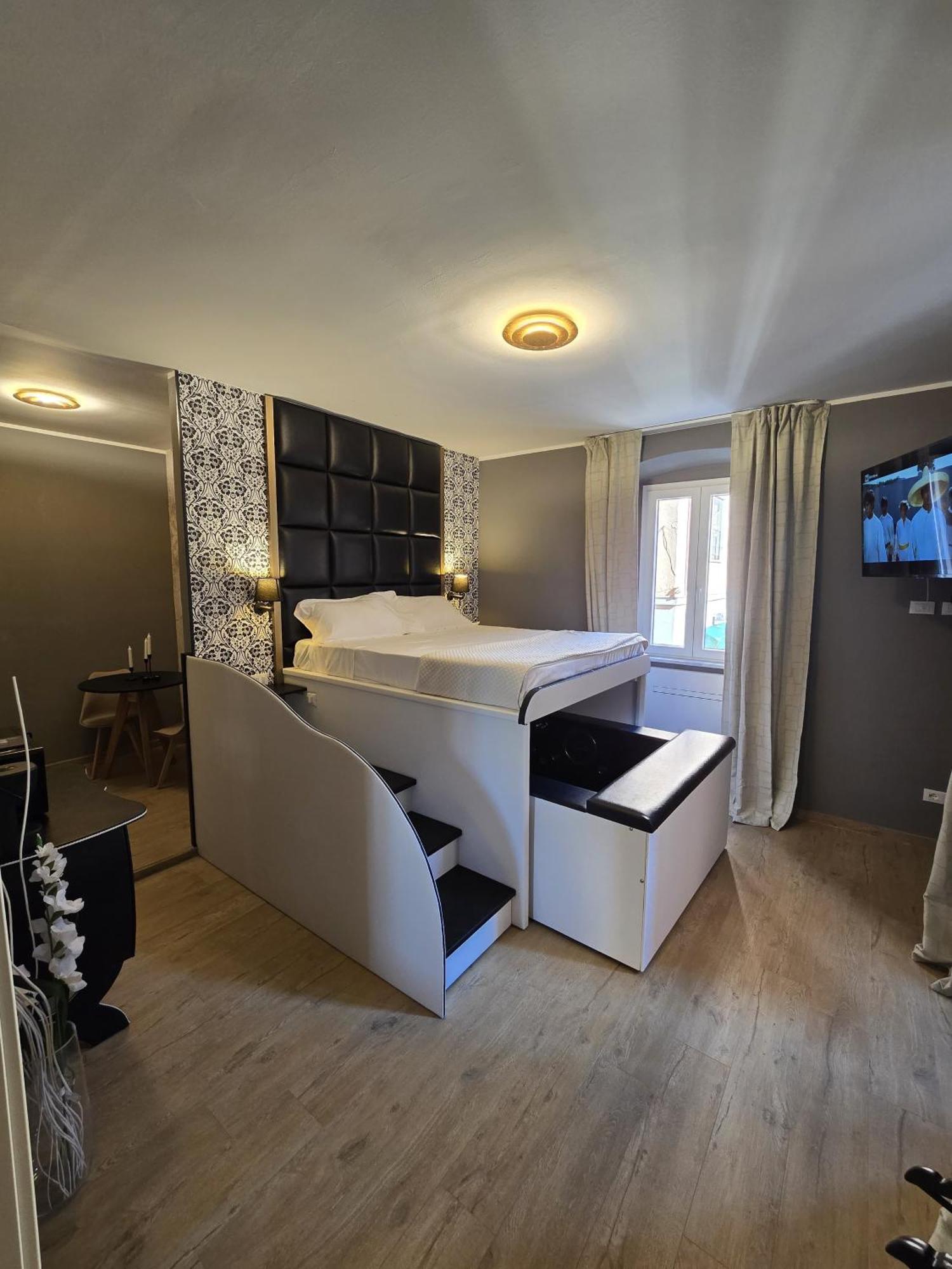 Alma Suites - Il Nido D'Amore Ливорно Экстерьер фото