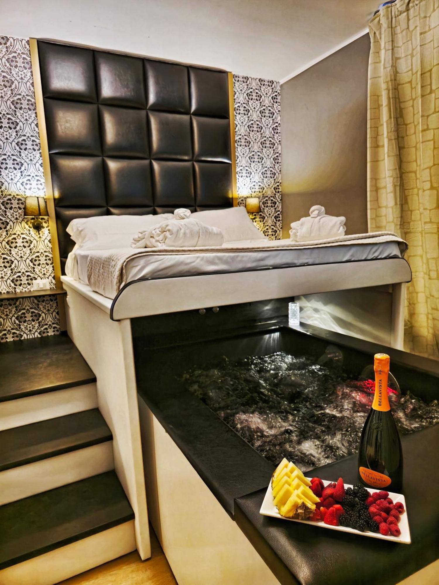 Alma Suites - Il Nido D'Amore Ливорно Экстерьер фото