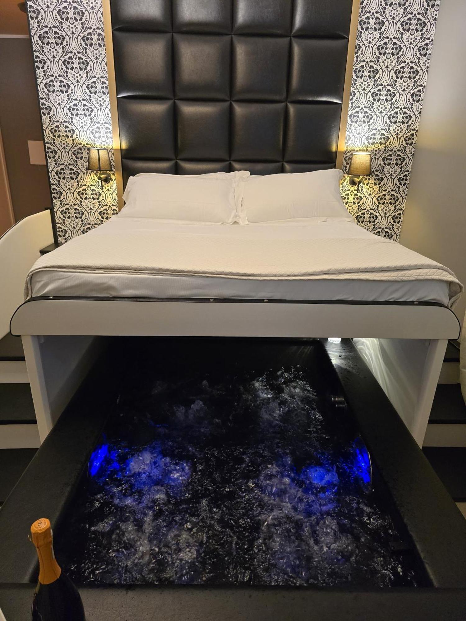 Alma Suites - Il Nido D'Amore Ливорно Экстерьер фото
